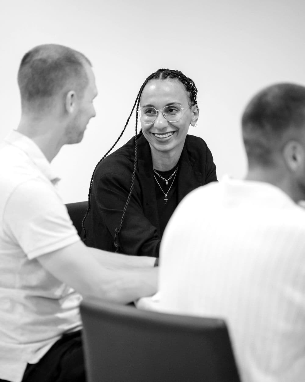 Anna Leta im Gespräch mit zwei Kunden